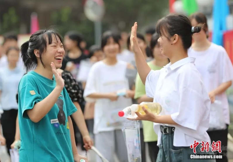 中国造世界最快两栖战车演练战术 沙滩上如履平地